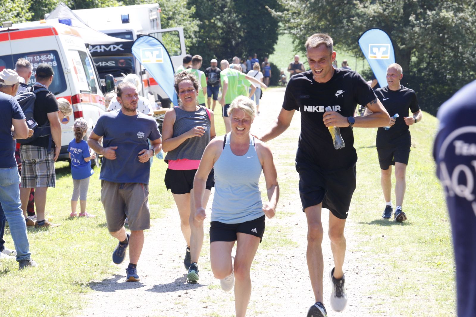 Läufer laufen lachend ins Ziel – Stimmung beim Einzel-/Teamlauf am Schloss Bothmer